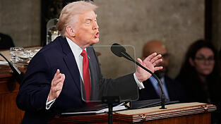 Eine Stunde und 47 Minuten lang sprach Trump am Dienstagabend zur Lage der Nation im US-Kapitol. Es war die längste „State of the Union“-Rede jemals. Eine Stunde und 47 Minuten lang sprach Trump am Dienstagabend zur Lage der Nation im US-Kapitol. Es war die längste „State of the Union“-Rede jemals.