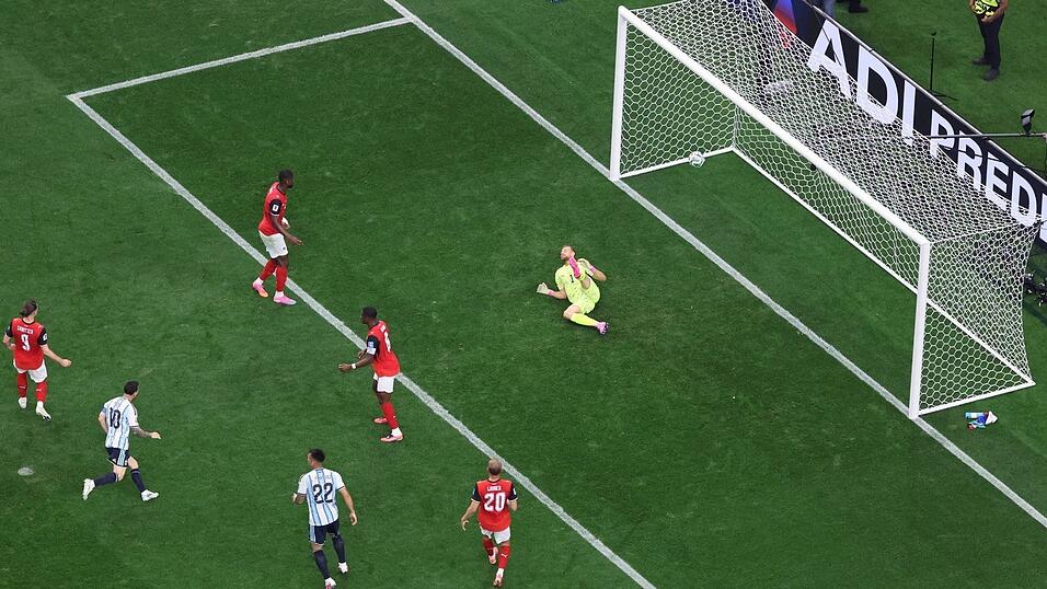 Messi trifft zum 1:0 und dreht zum Jubeln ab. Messi trifft zum 1:0 und dreht zum Jubeln ab.