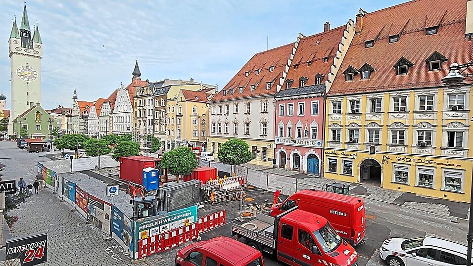 Die volksfestbedingte Pause an der Baustelle in Straubings „Wohnzimmer“ ist vorbei. Auf dem Ludwigsplatz sind wieder Zäune aufgestellt. Die volksfestbedingte Pause an der Baustelle in Straubings „Wohnzimmer“ ist vorbei. Auf dem Ludwigsplatz sind wieder Zäune aufgestellt.
