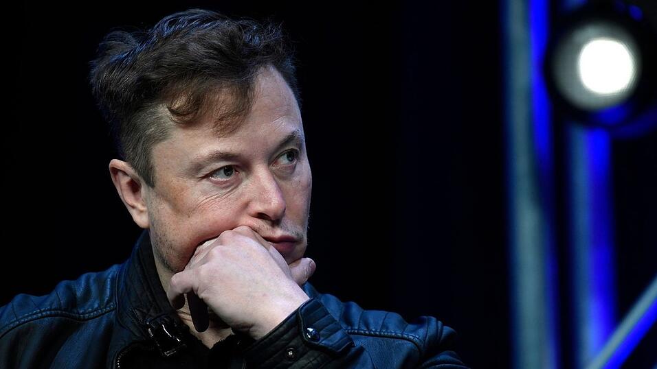 Seit der Übernahme von Elon Musk wandern viele Menschen von Twitter ab. Nun durften seine Follower über seine Zukunft abstimmen. Seit der Übernahme von Elon Musk wandern viele Menschen von Twitter ab. Nun durften seine Follower über seine Zukunft abstimmen.