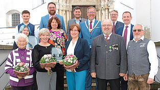 Verdiente Mitbürger wurden im Beisein der Ehrengäste ausgezeichnet. Vorne von rechts: Helmut Hort, Helmut Stein, Barbara Karl, Carmen Utz, Anneliese Brunner, dahinter Lisel Müller und Benedict von Werther. Verdiente Mitbürger wurden im Beisein der Ehrengäste ausgezeichnet. Vorne von rechts: Helmut Hort, Helmut Stein, Barbara Karl, Carmen Utz, Anneliese Brunner, dahinter Lisel Müller und Benedict von Werther.