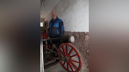 Johann Eichmeier mit der Böllerkanone der KSK, die bei ihm in einem Nebengebäude untergebracht ist. Kanonier ist nur eine von vielen seiner ehrenamtlichen Aufgaben.