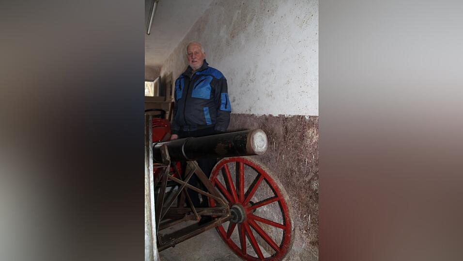 Johann Eichmeier mit der Böllerkanone der KSK, die bei ihm in einem Nebengebäude untergebracht ist. Kanonier ist nur eine von vielen seiner ehrenamtlichen Aufgaben.