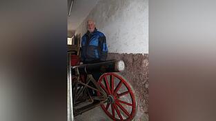 Johann Eichmeier mit der Böllerkanone der KSK, die bei ihm in einem Nebengebäude untergebracht ist. Kanonier ist nur eine von vielen seiner ehrenamtlichen Aufgaben.