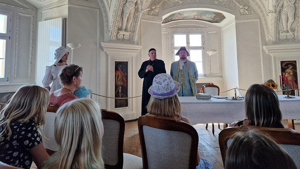 Im Rondellzimmer von Schloss W&ouml;rth traf Kurf&uuml;rst-Erzbischof Carl von Dalberg 1806 eine historische Entscheidung: Er unterzeichnete die Rheinbundakte - und machte W&ouml;rth zum Schauplatz europ&auml;ischer Geschichte. Das Kolpingtheater stellt bei der Kinderschlossf&uuml;hrung den Moment nach. (Archivfoto)