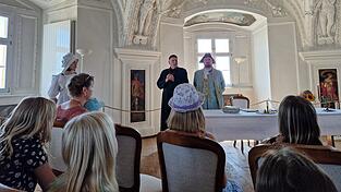 Im Rondellzimmer von Schloss W&ouml;rth traf Kurf&uuml;rst-Erzbischof Carl von Dalberg 1806 eine historische Entscheidung: Er unterzeichnete die Rheinbundakte - und machte W&ouml;rth zum Schauplatz europ&auml;ischer Geschichte. Das Kolpingtheater stellt bei der Kinderschlossf&uuml;hrung den Moment nach. (Archivfoto)