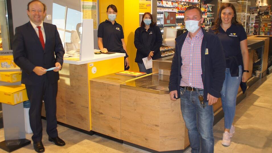 In neuen Edekamarkt gibt es auch eine Poststelle. Sie sei 'enorm wichtig' f&uuml;r Stra&szlig;kirchen, betonte B&uuml;rgermeister Hirtreiter bei der Einweihung des Vollsortimenters; rechts Betreiber Jan Bachmann.