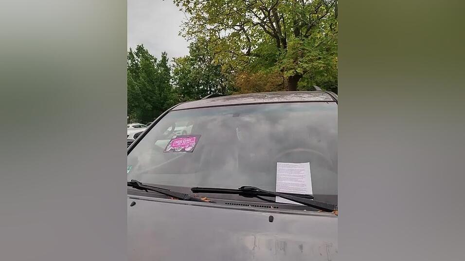 An den Scheiben der betroffenen Fahrzeuge hinterlie&szlig;en die Aktivisten einen Zettel.