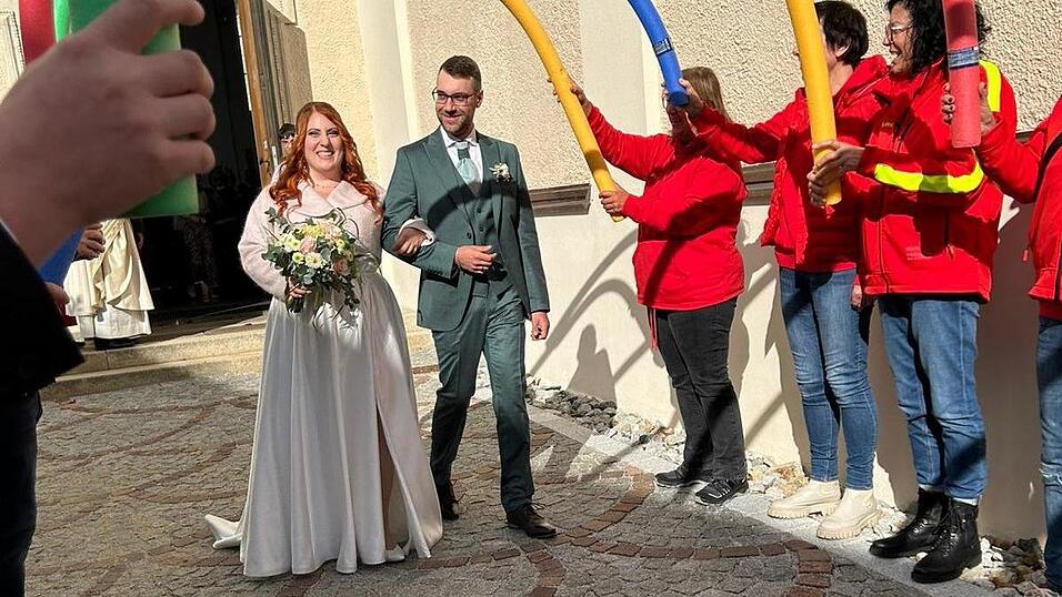 Das frischgetraute Paar beim Verlassen der Kirche, wo es einige Further Wasserretter erwartete. Das frischgetraute Paar beim Verlassen der Kirche, wo es einige Further Wasserretter erwartete.