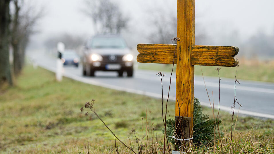 Bei einem Verkehrsunfall nahe Hemau verlor ein 25-Jähriger sein Leben. (Symbolbild) Bei einem Verkehrsunfall nahe Hemau verlor ein 25-Jähriger sein Leben. (Symbolbild)