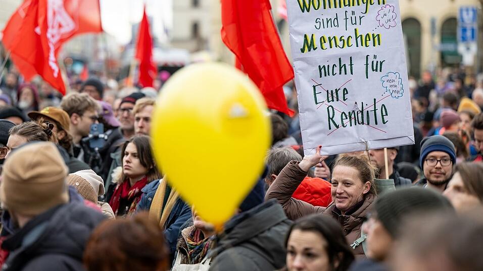Wohnen sei ein Grundrecht und keine Ware, hie&szlig; es in den Reden.
