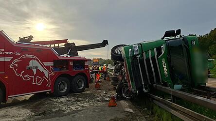 Durch den Unfall kippte der Lastwagen um und verteilte seine Ladung &uuml;ber beide Fahrbahnen.&nbsp;