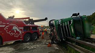 Durch den Unfall kippte der Lastwagen um und verteilte seine Ladung über beide Fahrbahnen. Durch den Unfall kippte der Lastwagen um und verteilte seine Ladung über beide Fahrbahnen.