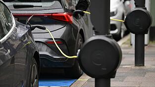 Die Elektroautozulassungen steigen in allen Bundesländern - aber längst nicht gleichmäßig. (Archivbild) Die Elektroautozulassungen steigen in allen Bundesländern - aber längst nicht gleichmäßig. (Archivbild)