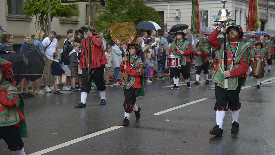 Zahlreiche Musik- und Trachtengruppen zogen nach dreij&auml;hriger Pause am Freitagabend zum Festplatz Am Hagen.&nbsp;