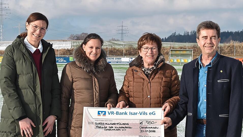 Bei der Geld&uuml;bergabe (v. li.): Theresa Geltinger und Christina Strasser erhielten den Geldbetrag von den Vorsitzenden Susanne Fischer und Franz Wolfsecker.