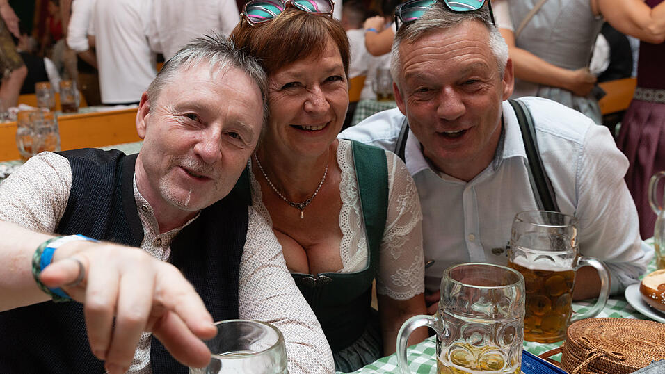 Die Partybilder vom Dienstag, 11. August, aus dem Festzelt Weckmann. Die Partybilder vom Dienstag, 11. August, aus dem Festzelt Weckmann.