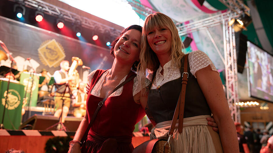 Echte Blasmusikfans lie&szlig;en sich den Montagabend im Festzelt Weckmann nicht entgehen.