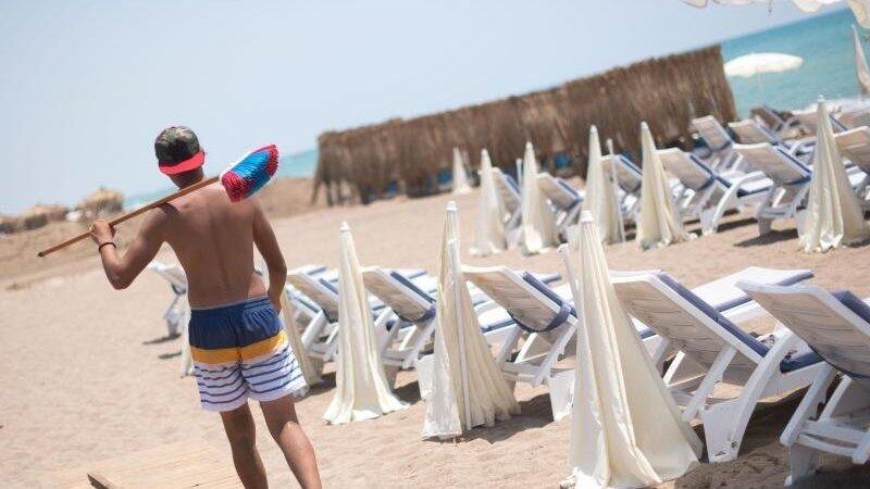 Der Strand in Antalya ist wie leergefegt. Die Türkei gilt momentan wie viele andere Länder als Corona-Risikogebiet. (Symbolbild)