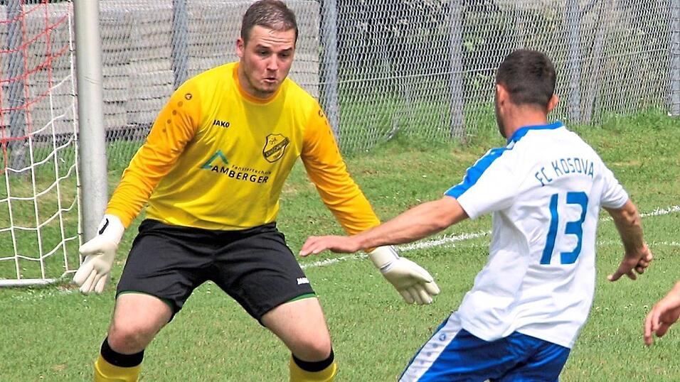 Rückhalt zwischen den Pfosten: DJK-Torwart Michael Mader hat alle 19 Saisonspiele bestritten. Rückhalt zwischen den Pfosten: DJK-Torwart Michael Mader hat alle 19 Saisonspiele bestritten.