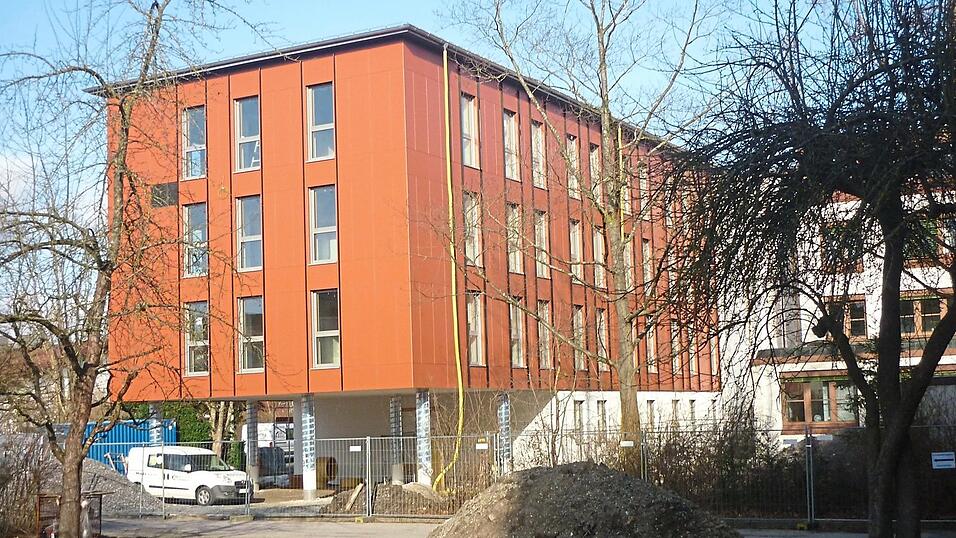 Ein aktueller Blick auf den Landratsamtsanbau: Inzwischen tr&auml;gt die Fassade schon ihre Verkleidung, jetzt l&auml;uft der weitere Innenausbau. Bis September soll der Erweiterungstrakt bezugsfertig sein.