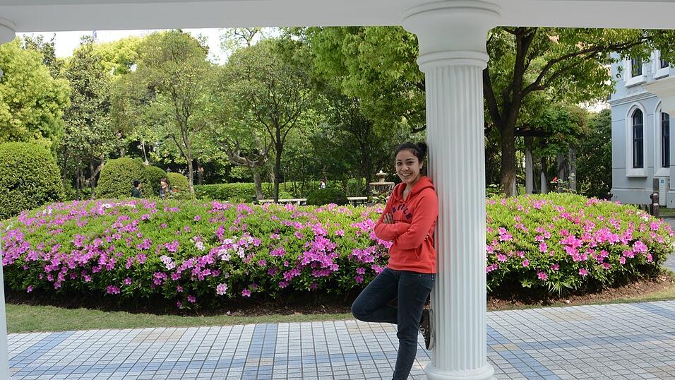 Von einer deutschen Schule in ein M&auml;dchengymnasium in Shanghai: Stefanie Maier fiel neben den Schuluniformen nicht nur wegen ihrer normalen Kleidung auf. Die chinesischen M&auml;dchen wollten unbedingt mehr &uuml;ber Deutschland wissen. In der Mittagspause gab Stefanie deshalb sogar etwas Deutschunterricht.