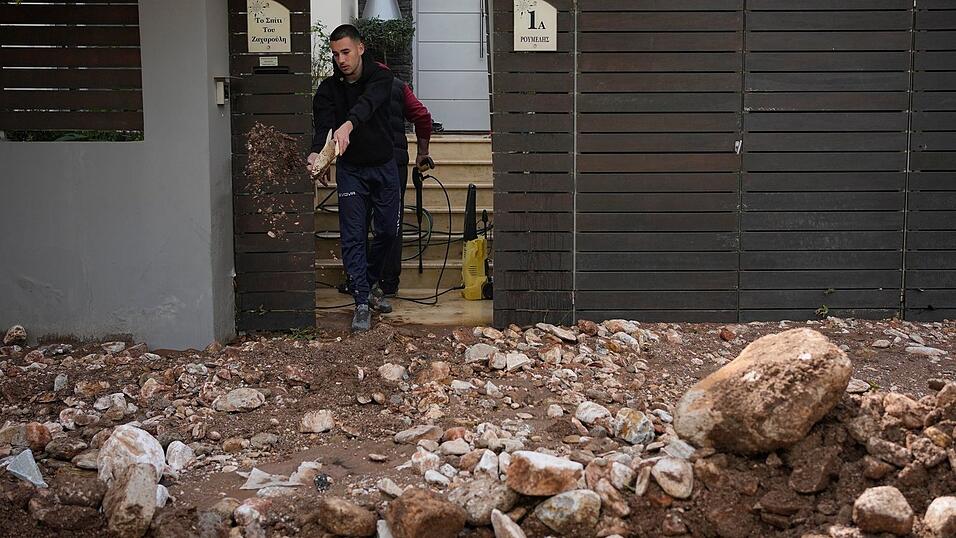 Nach schweren Unwettern haben etwa die Menschen mit den Folgen von Hochwasser zu k&auml;mpfen.