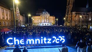 Zum Abschluss des Kulturhauptstadtjahres beteiligen sich Tausende Menschen auf dem Chemnitzer Theaterplatz am Weihnachtssingen. Zum Abschluss des Kulturhauptstadtjahres beteiligen sich Tausende Menschen auf dem Chemnitzer Theaterplatz am Weihnachtssingen.