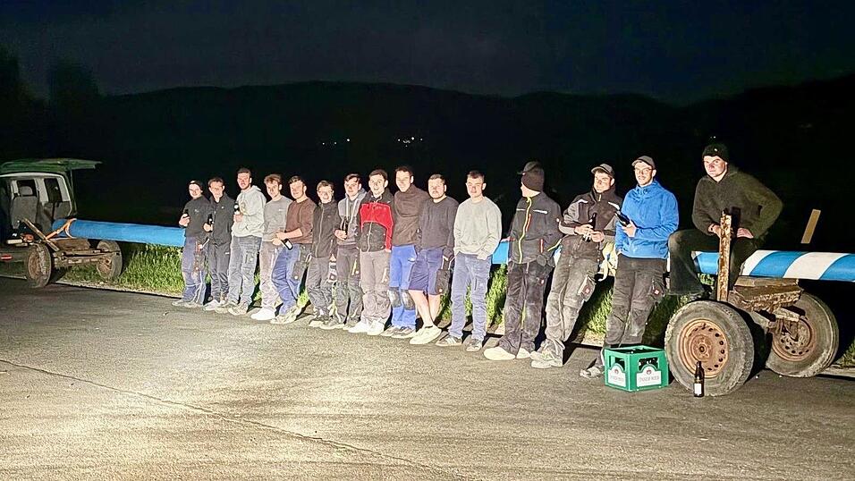 Mission erfolgreich beendet: Die Dalkinger Maibaum-Diebe mit dem Further Stamm.