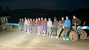 Mission erfolgreich beendet: Die Dalkinger Maibaum-Diebe mit dem Further Stamm.