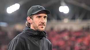 Nachdenklich: Freiburgs Trainer Julian Schuster. Nachdenklich: Freiburgs Trainer Julian Schuster.