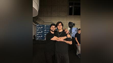 Luca Krojer (rechts) hat sein Idol, Vincent Fallow, bei einem Workshop für angehende Synchronsprecher kennenlernen dürfen.
