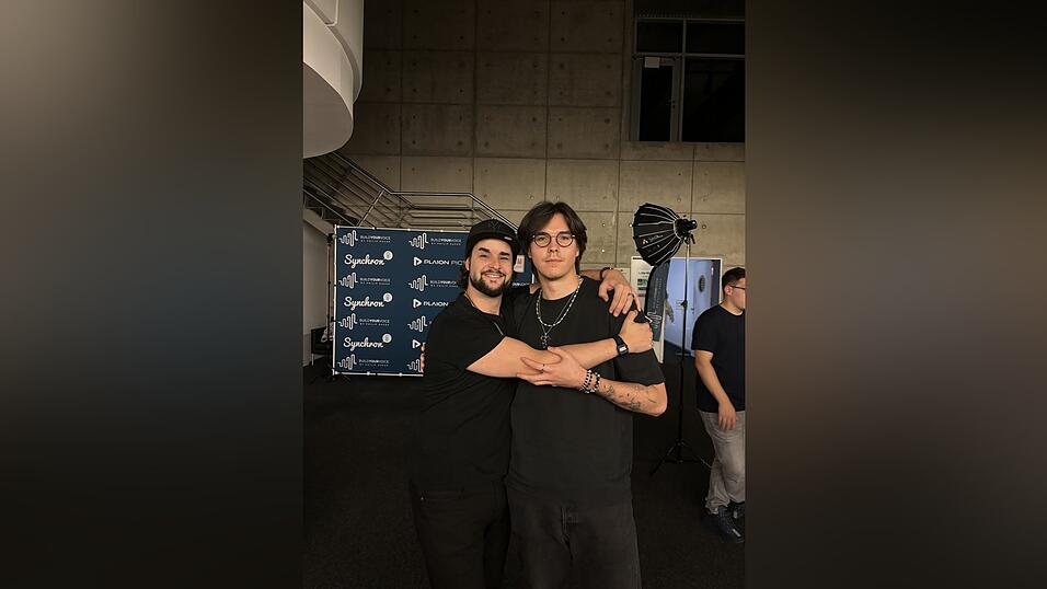 Luca Krojer (rechts) hat sein Idol, Vincent Fallow, bei einem Workshop für angehende Synchronsprecher kennenlernen dürfen. Luca Krojer (rechts) hat sein Idol, Vincent Fallow, bei einem Workshop für angehende Synchronsprecher kennenlernen dürfen.