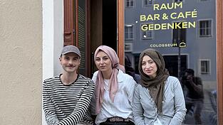 Elias Nunner (Colosseum, von links), Derya Saraçoglu und ihre Schwester Arzu Tiranbaci. Elias Nunner (Colosseum, von links), Derya Saraçoglu und ihre Schwester Arzu Tiranbaci.