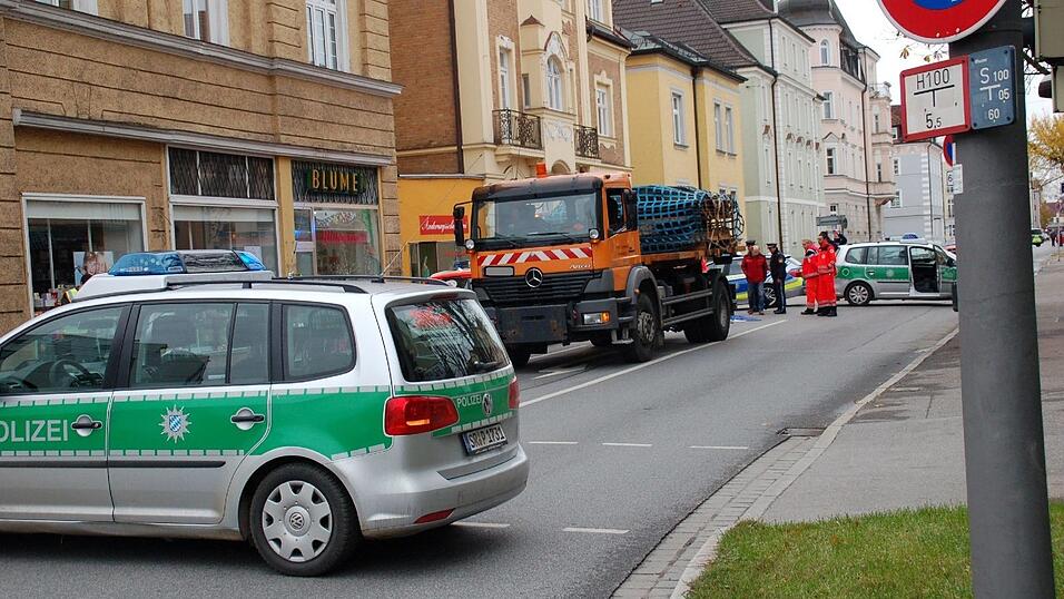 Bei einem Unfall am John-F.-Kennedy-Platz in Landshut ist am Montag ein Fu&szlig;g&auml;nger t&ouml;dlich verungl&uuml;ckt