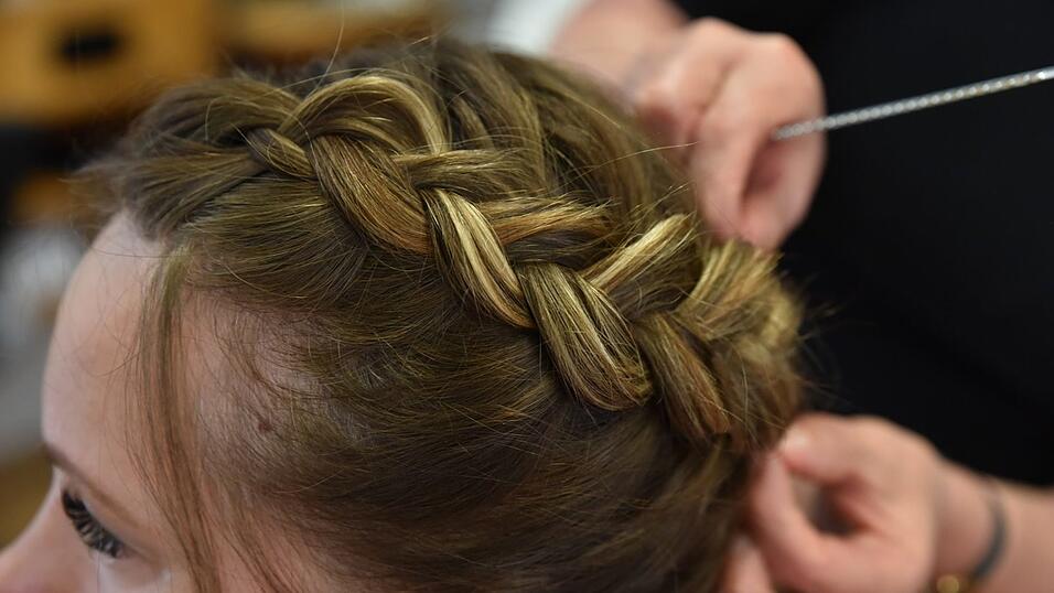 Immer mal wieder Flechten den Zopf auseinander ziehen - so wirkt er besonders voluminös und kräftig! Immer mal wieder Flechten den Zopf auseinander ziehen - so wirkt er besonders voluminös und kräftig!