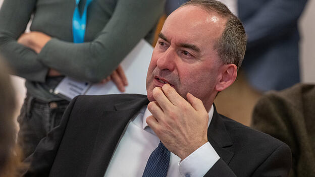 Nein, dieses Ergebnis kann ihm nicht gefallen: Freie-Wähler-Chef Hubert Aiwanger verfolgt in Pfarrkirchen die ersten Hochrechnungen der Bundestagswahl. Die sehen seine Partei in Bayern bislang unter fünf Prozent. Nein, dieses Ergebnis kann ihm nicht gefallen: Freie-Wähler-Chef Hubert Aiwanger verfolgt in Pfarrkirchen die ersten Hochrechnungen der Bundestagswahl. Die sehen seine Partei in Bayern bislang unter fünf Prozent.