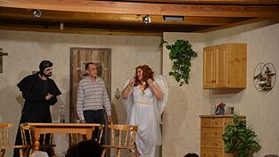 Der Boandlkramer und der Engel Michaela arbeiten bei der Bekehrung zum Guten zusammen.