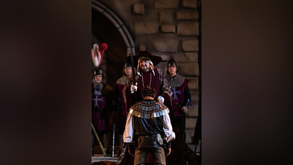 Der Kardinal schlägt den Lehensmann Udo zum Ritter. Der Kardinal schlägt den Lehensmann Udo zum Ritter.