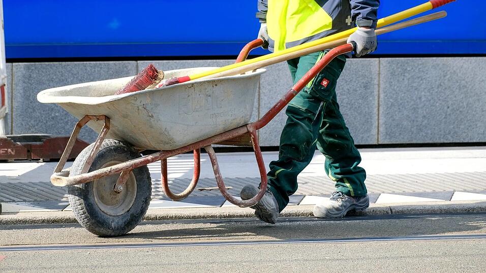 Der Geschäftsführer einer Baufirma aus dem Landkreis Landshut wurde vom Amtsgericht Landshut rechtskräftig wegen Vorenthaltens und Veruntreuens von Arbeitsentgelt in neun Fällen und der Beihilfe zum unerlaubten Aufenthalt in drei Fällen schuldig gesprochen. Der Geschäftsführer einer Baufirma aus dem Landkreis Landshut wurde vom Amtsgericht Landshut rechtskräftig wegen Vorenthaltens und Veruntreuens von Arbeitsentgelt in neun Fällen und der Beihilfe zum unerlaubten Aufenthalt in drei Fällen schuldig gesprochen.
