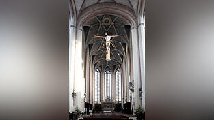 Die Fenster hinter dem Hochaltar sind die, die bei der Sanierung noch fehlen. Sie werden demn&auml;chst saniert.