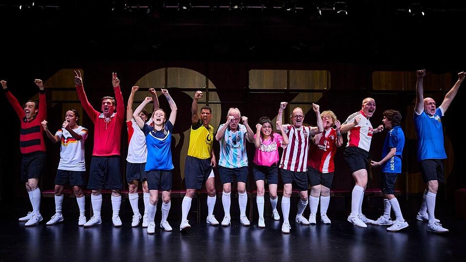 Bei dem Theaterst&uuml;ck wirken zehn B&uuml;rgerinnen und B&uuml;rger mit, die selbst Fu&szlig;ball spielen, FCN-Mitglied oder gro&szlig;e Fans sind. (Handout)