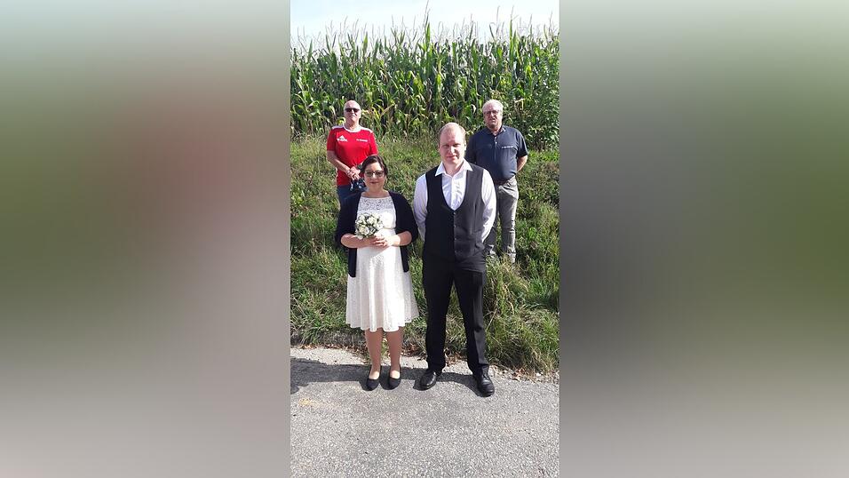 Das Brautpaar Alex und Veronika mit den beiden Gratulanten. Das Brautpaar Alex und Veronika mit den beiden Gratulanten.