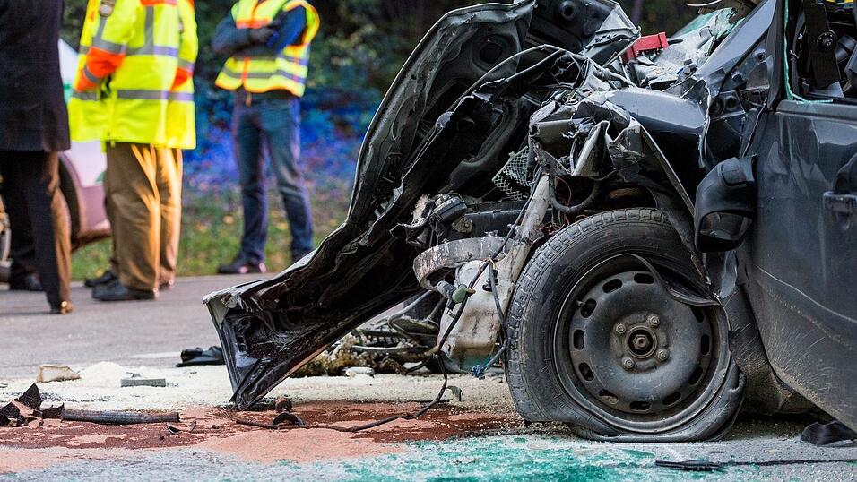 Eine Autofahrerin ist auf der B20 bei Falkenberg frontal in einen Lastwagen gekracht und dabei gestorben. (Foto: Mathias Adam)