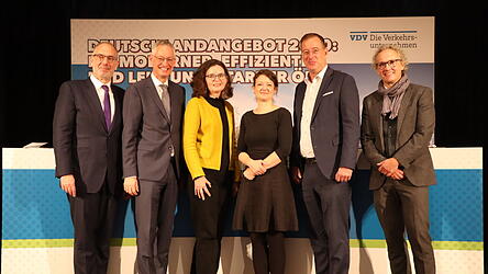 Moderiert von Sonja Ettengruber (3.v.l.) vom Straubinger Tagblatt), gaben Alexander Möller (v.l.), Geschäftsführer ÖPNV des VDV, OB Markus Pannermayr, Dr. Vanessa Roden, Sprecherin des ADFC Straubing und Direktorin des Nawareum, Dr. Robert Frank, Vorsitzender der VDV-Landesgruppe Bayern, und Dr. Josef Rott, Abteilungsleiter im Bayerischen Verkehrsministerium, ihre Einschätzungen zur Zukunft des ÖPNV ab.