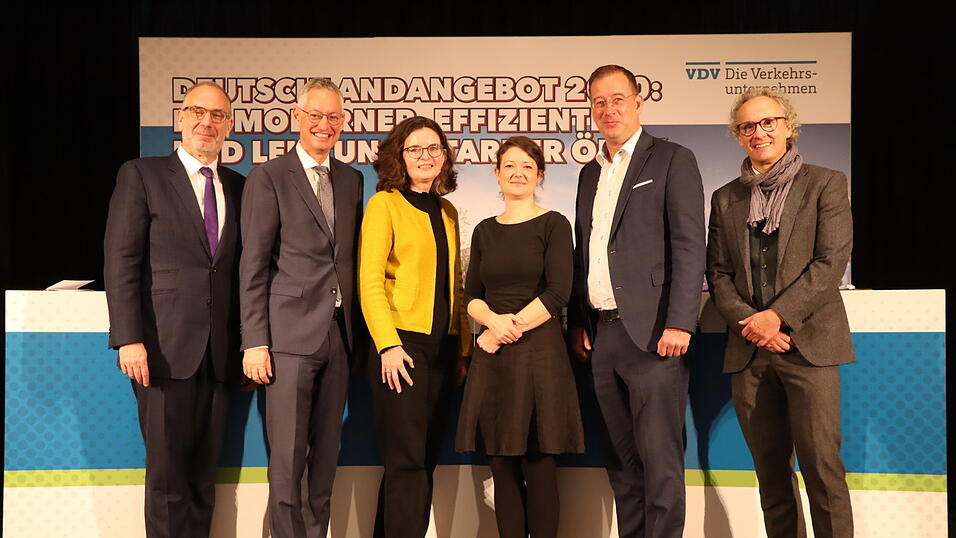Moderiert von Sonja Ettengruber (3.v.l.) vom Straubinger Tagblatt), gaben Alexander Möller (v.l.), Geschäftsführer ÖPNV des VDV, OB Markus Pannermayr, Dr. Vanessa Roden, Sprecherin des ADFC Straubing und Direktorin des Nawareum, Dr. Robert Frank, Vorsitzender der VDV-Landesgruppe Bayern, und Dr. Josef Rott, Abteilungsleiter im Bayerischen Verkehrsministerium, ihre Einschätzungen zur Zukunft des ÖPNV ab. Moderiert von Sonja Ettengruber (3.v.l.) vom Straubinger Tagblatt), gaben Alexander Möller (v.l.), Geschäftsführer ÖPNV des VDV, OB Markus Pannermayr, Dr. Vanessa Roden, Sprecherin des ADFC Straubing und Direktorin des Nawareum, Dr. Robert Frank, Vorsitzender der VDV-Landesgruppe Bayern, und Dr. Josef Rott, Abteilungsleiter im Bayerischen Verkehrsministerium, ihre Einschätzungen zur Zukunft des ÖPNV ab.