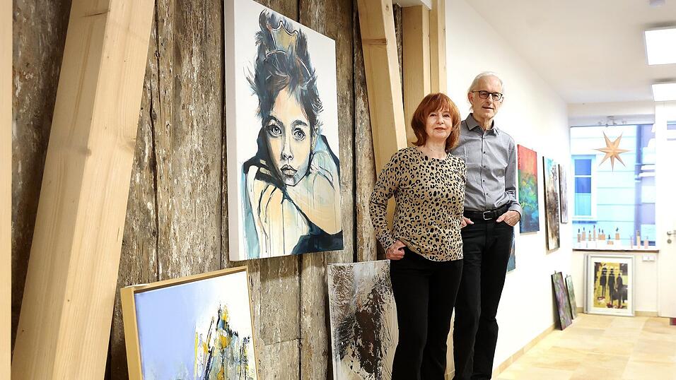 Christa und Wilhelm Huber in der Galerie Q in der Kirchgasse. Die beiden beenden ihre Galeriet&auml;tigkeit Ende Dezember.