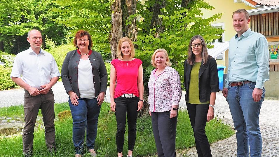 Die neue Schulleiterin für die Grundschulen Arnbruck und Drachselsried stellt sich persönlich vor (v.li.): Elternbeiratsvorsitzender Martin Danzer, Bürgermeisterin Angelika Leitermann, die neue Schulleiterin Susanne Karmann, Rektorin Hilde Brem, Schulrätin Ulrike Ebner und Bürgermeister Johannes Vogl. Die neue Schulleiterin für die Grundschulen Arnbruck und Drachselsried stellt sich persönlich vor (v.li.): Elternbeiratsvorsitzender Martin Danzer, Bürgermeisterin Angelika Leitermann, die neue Schulleiterin Susanne Karmann, Rektorin Hilde Brem, Schulrätin Ulrike Ebner und Bürgermeister Johannes Vogl.