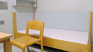 Ein Zimmer für Patienten im Bezirkskrankenhaus. Diese Station wird gerade renoviert.