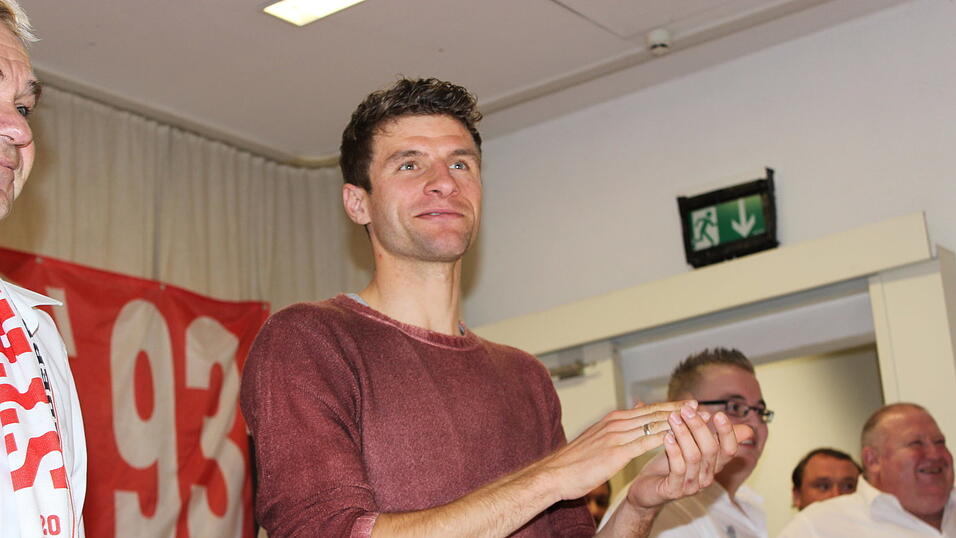 Thomas Müller besuchte am Sonntagnachmittag den 'FC Bayern-Fanclub Straubing '93'. (Foto: Fabian Roßmann) Thomas Müller besuchte am Sonntagnachmittag den 'FC Bayern-Fanclub Straubing '93'. (Foto: Fabian Roßmann)